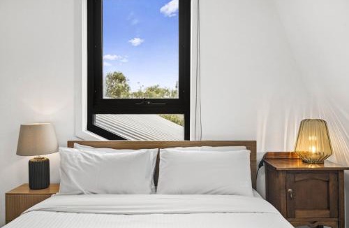 Footscray Apartment | Comfortable 2 Bed Stay with Parking