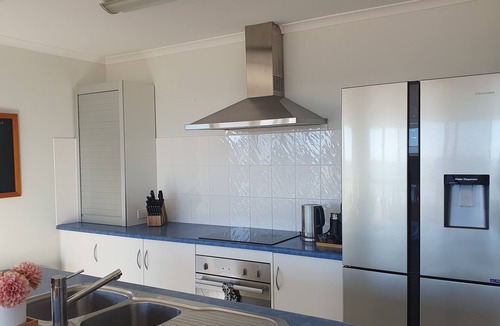 Melville House | Comfortable 3 bedroom home, absolute beachfront!