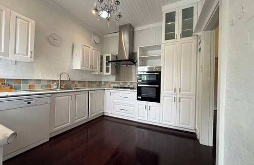 Chatswood Apartment | Comfortable 3BR House Unit in Chatswood w/Parking