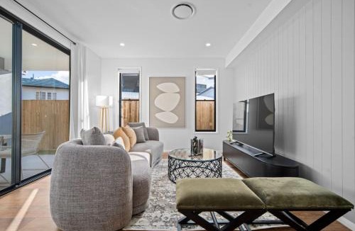 Mount Gravatt East House | Comfortable 4 Bedroom Family Home with 3 Bathrooms and Air Conditioning
