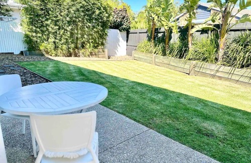 Currimundi House | Comfortable 5 bed Boho Beachhouse -200m beach/lake