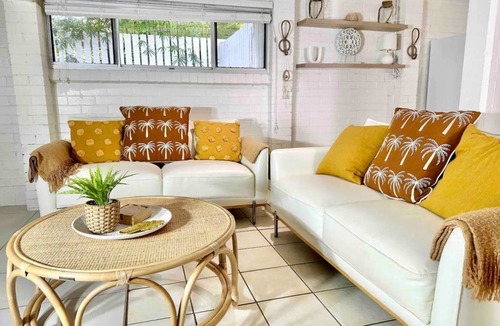 Currimundi House | Comfortable 5 bed Boho Beachhouse -200m beach/lake