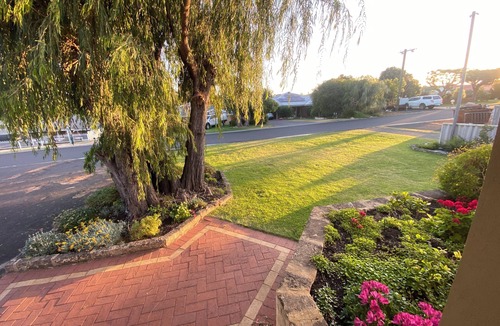 Australind House | Comfortable and charismatic large 5 Bed family home
