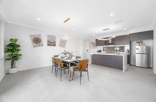 Austral House | Comfortable Austral Home | Shops & Dining Nearby