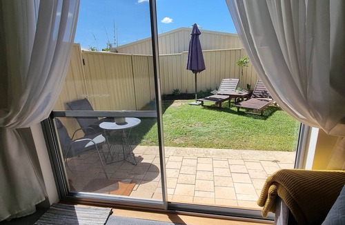 Quinns Rocks Apartment | Comfortable & cosy Queen bed apartment