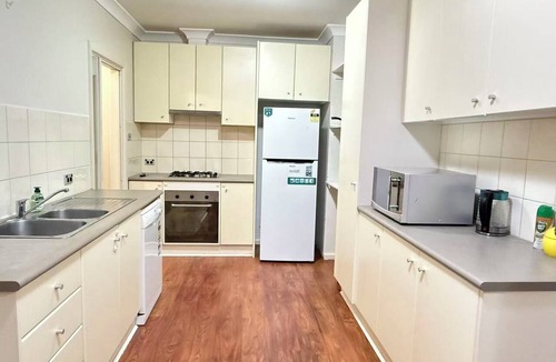 Ringwood House | Comfortable family stay in the heart of ringwood close to Eastland Costco