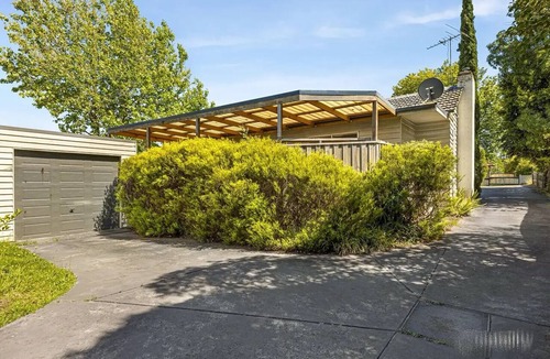 Ringwood House | Comfortable family stay in the heart of ringwood close to Eastland Costco
