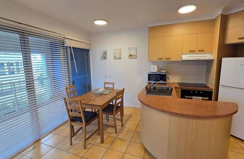 Southport Apartment | Comfy 1BR + Free Parking | Stroll to Parklands