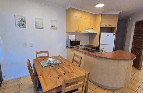 Southport Apartment | Comfy 1BR + Free Parking | Stroll to Parklands