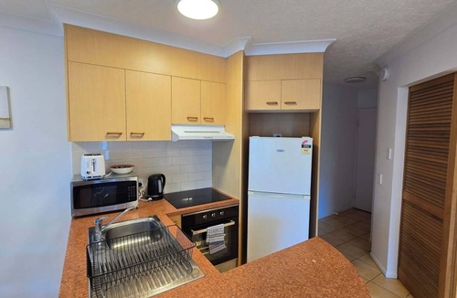 Southport Apartment | Comfy 1BR + Free Parking | Stroll to Parklands