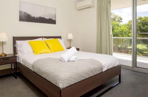 Indooroopilly Apartment | Comfy 2BD Parkside Home Close to UQ & Mall
