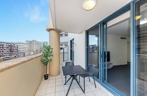 Chinatown Apartment | Comfy and Modern 1B Apartment in Haymarket