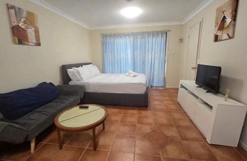 Mermaid Waters House | Comfy Granny Flat Studio in Mermaid Water