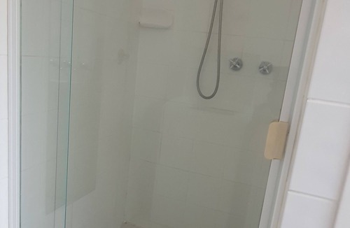 McKinnon Apartment | Comfy short term home in walking distance Melbourne South East Ormond Station