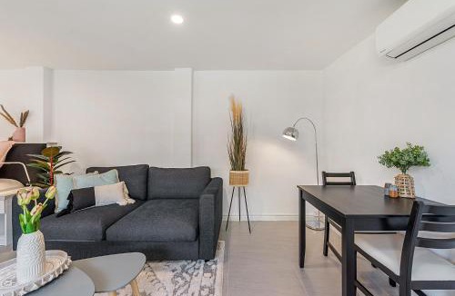 Carnegie Apartment | Comfy Studio near Racecourse, Dining & CBD Trains