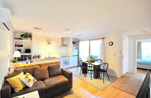 Glen Waverley House | Comfy unit on a quiet low traffic street. Brand new kitchen, central in Melb S/E