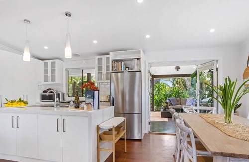 Rye House | Como Palm Retreat - Exotic tropical resort style backyard with pool and spa!