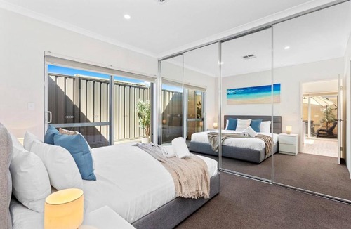 Craigie House | Contemporary Retreat near Hillarys Boat Harbour