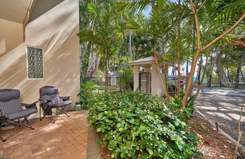 Clifton Beach Apartment | Coral Breeze @ Clifton Beach