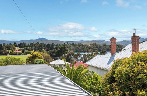 New Town House | Cornelian Bay Hideaway close to CBD