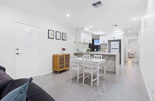 St James House | Corporate Entire House 3|Walk to Curtin University