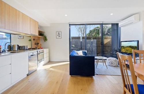Flemington Apartment | Cosy 1-Bed with Private Balcony By Showgrounds