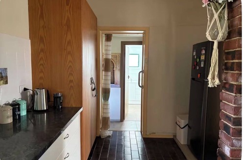 Mount Gambier House | Cosy 2-Bedroom Cottage sleeps 4 with free wifi- AC. Optional Studio Hire.