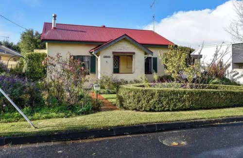 Mount Gambier House | Cosy 2-Bedroom Cottage sleeps 4 with free wifi- AC. Optional Studio Hire.