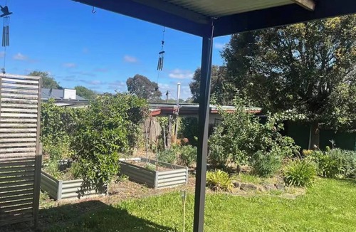 Mount Gambier House | Cosy 2-Bedroom Cottage sleeps 4 with free wifi- AC. Optional Studio Hire.