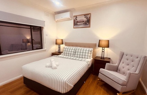 St. Albans House | Cosy 5BR Home - 12 minutes away from Melbourne Airport