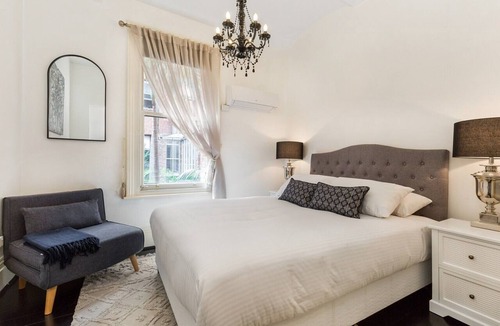 Chinatown Apartment | Cosy and Central City Studio Near Attractions