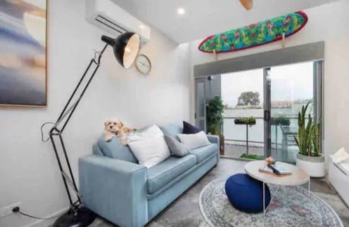 Turner Apartment | Cosy Apt, Workspace and Balcony Near City Centre