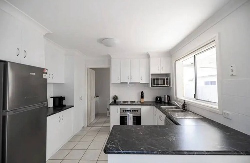 East Wagga Wagga Apartment | Cosy city escape, a short walk to the river!