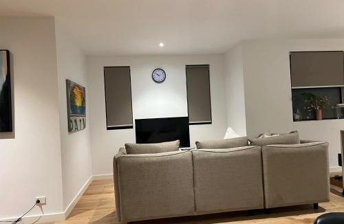 Surrey Hills Apartment | Cosy Entire Home Apartment with 3 bedrooms
