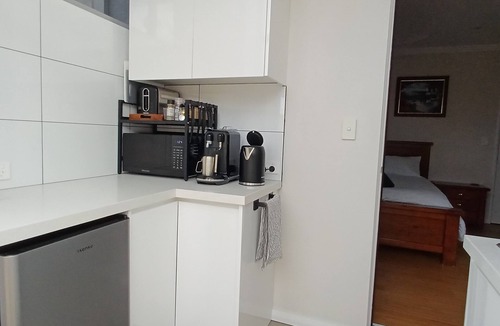 Madora Bay Apartment | Cosy Haven - Large Comfy Dwelling, Close to Beach, Shops and Golf Course