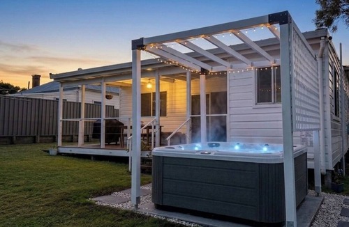 Aberdare House | Cosy Hunter Valley Cottage · Hot Tub · Fireplace · Pet Friendly