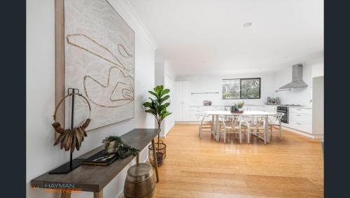 Garran House | Cosy Modern 3 Bedroom 2 Bathroom Home Near The Canberra Hospital
