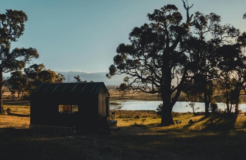 Pipers Creek House | Cosy Off-Grid Cabin with Lake View - Galeb
