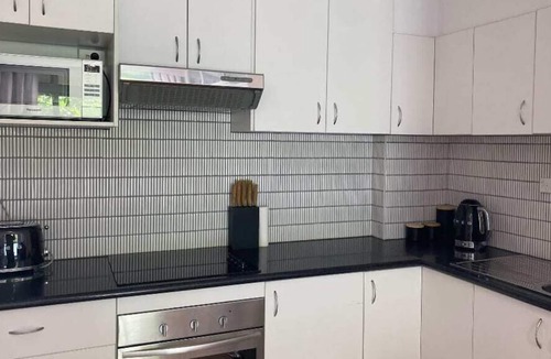 Bondi Junction Apartment | Cosy Retreat in Bondi Junction: 1BR Gem