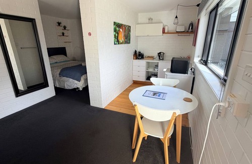 South Hobart Apartment | Cosy Studio in South Hobart, close to major attractions, with bush surroundings.
