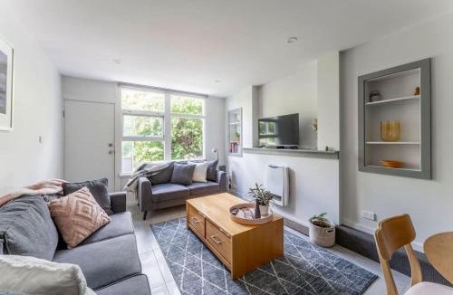 Montello Apartment | Cosy Unit With a Sea View