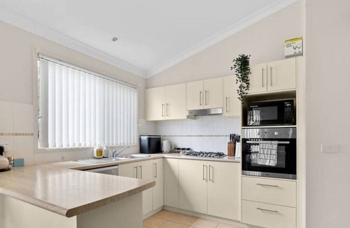 St. Georges Basin House | Cosy Villa - Pool Tennis & More | Pay 2 Stay 3