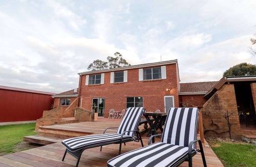 Tenterfield Apartment | Country 4-Bed Homestead with Games Room & Views