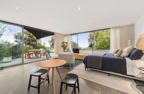 McCrae Apartment | Couples Hillside Retreat