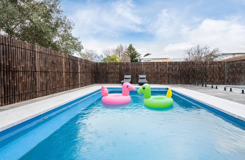 Rosebud House | Courtside Cabana | Pool, Basketball & Pet Friendly