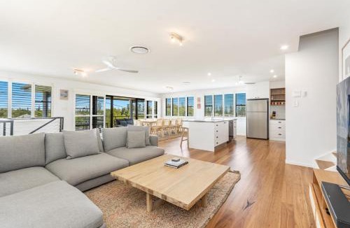 Yamba House | Cowrie House - Spacious Family Haven In The Heart of Yamba - Holiday Yamba