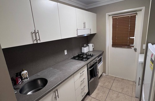 Emerald House | Cozy 1-bedroom fully furnished unit in marvelous Emerald with WiFi, AC, Laundry