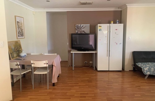 Heathridge House | Cozy 1-bedroom house in serene Heathridge with AC