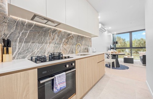 Dickson Apartment | Cozy 1BR Apartment | Walk to Tram | Parking