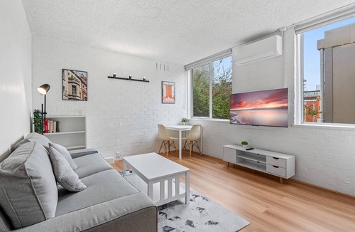 South Yarra Apartment | Cozy 1BR Stay in South Yarra with Parking & Wi-Fi